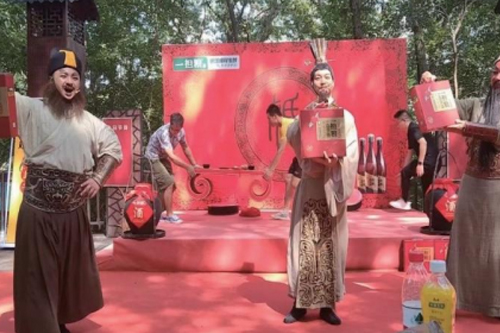 一担“粮”古隆中游园会 “把酒论三国”